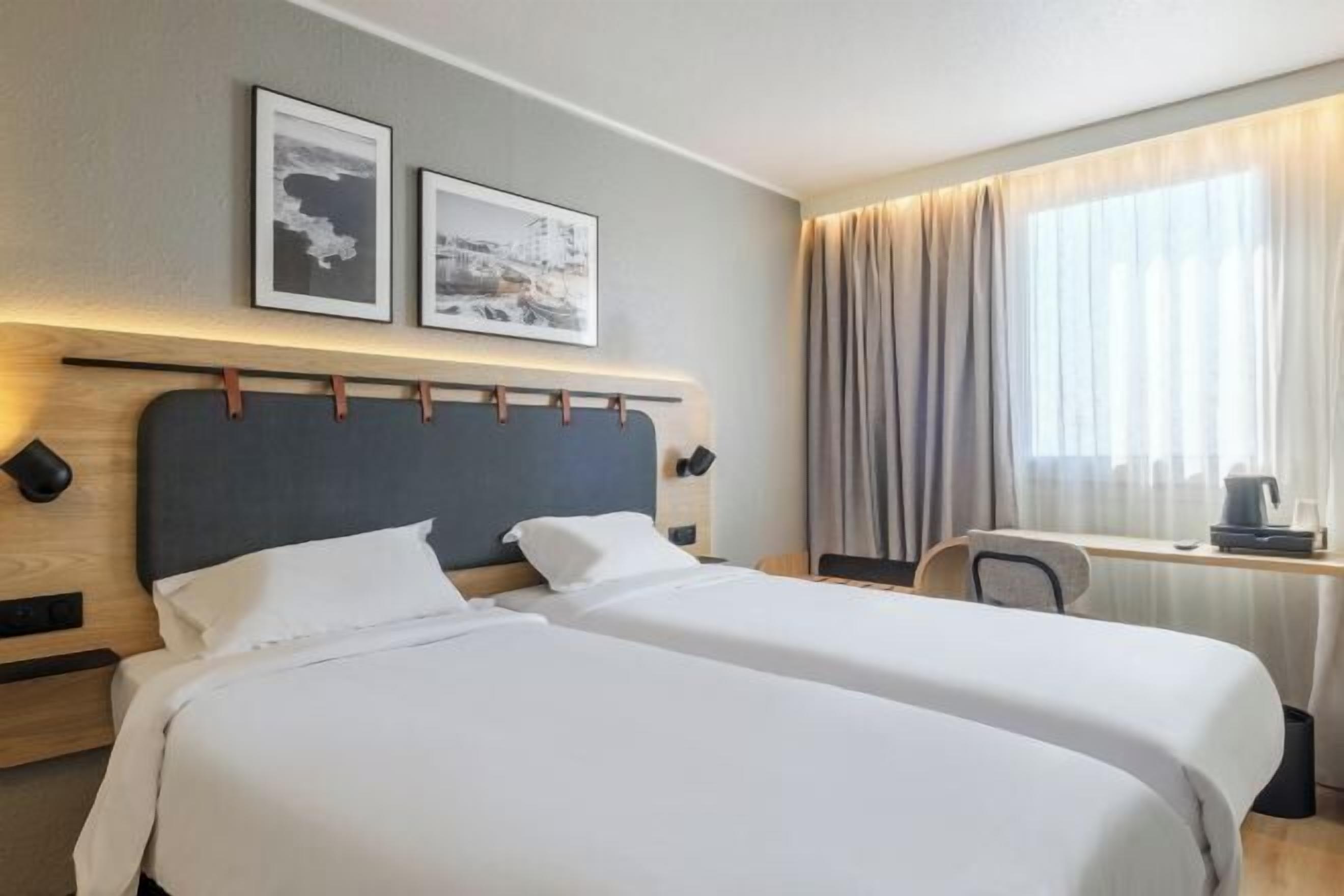 1 bedroom, premium bedding, desk, laptop workspace