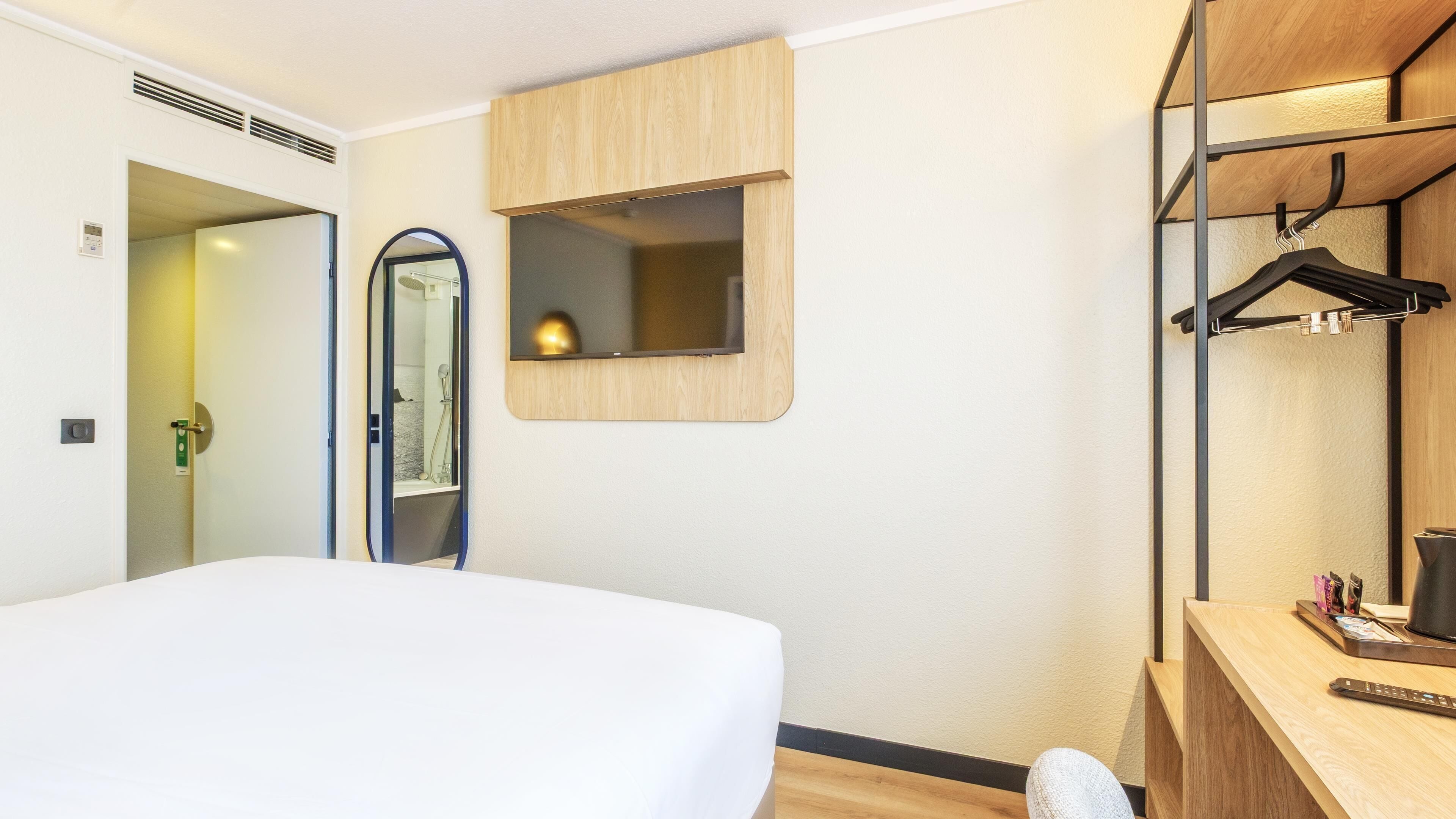 Standard Room, 1 Queen Bed | 1 bedroom, premium bedding, desk, laptop workspace