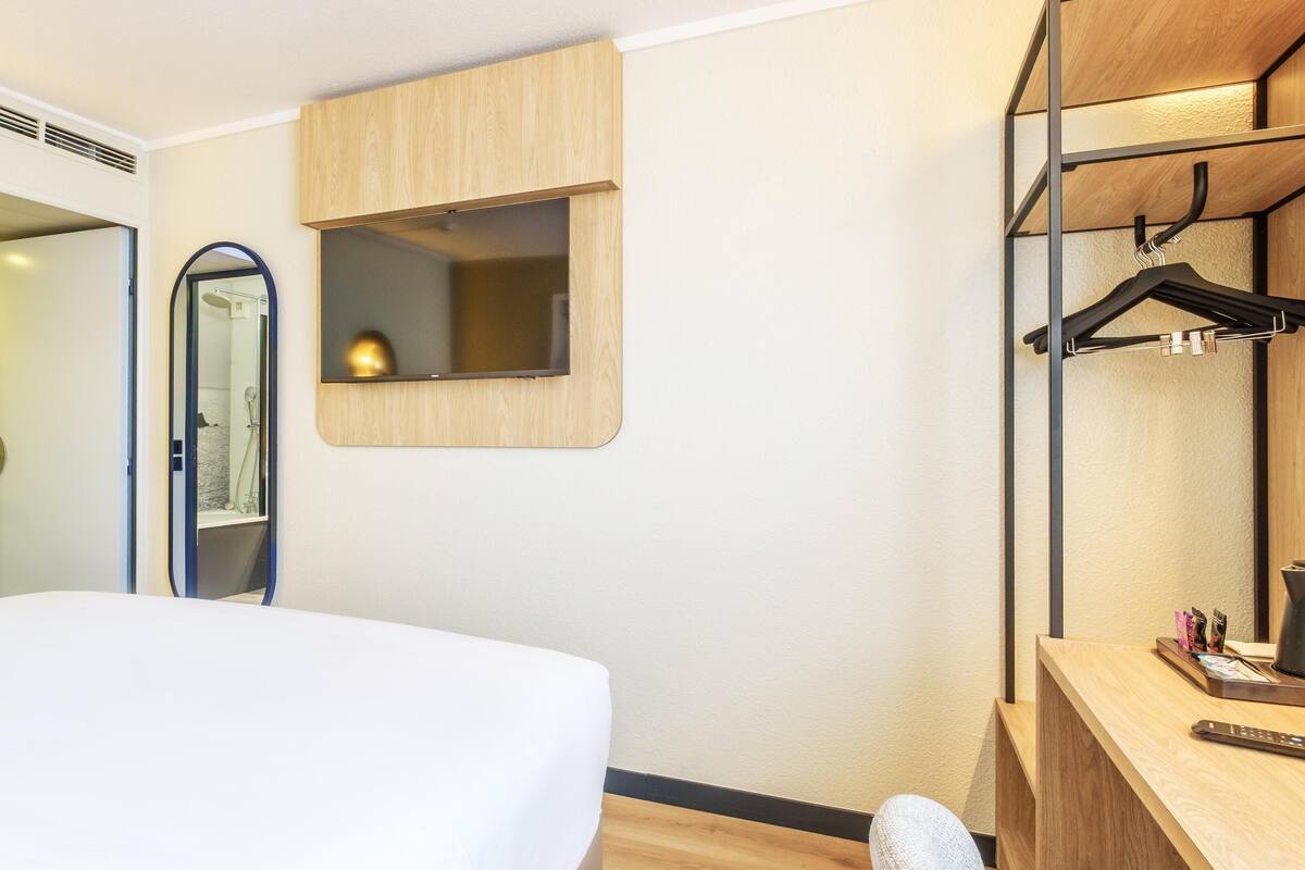 Standard Room, 1 Queen Bed | 1 bedroom, premium bedding, desk, laptop workspace