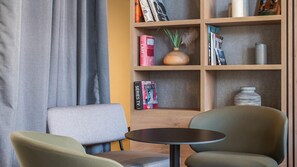 Coin salon dans le hall