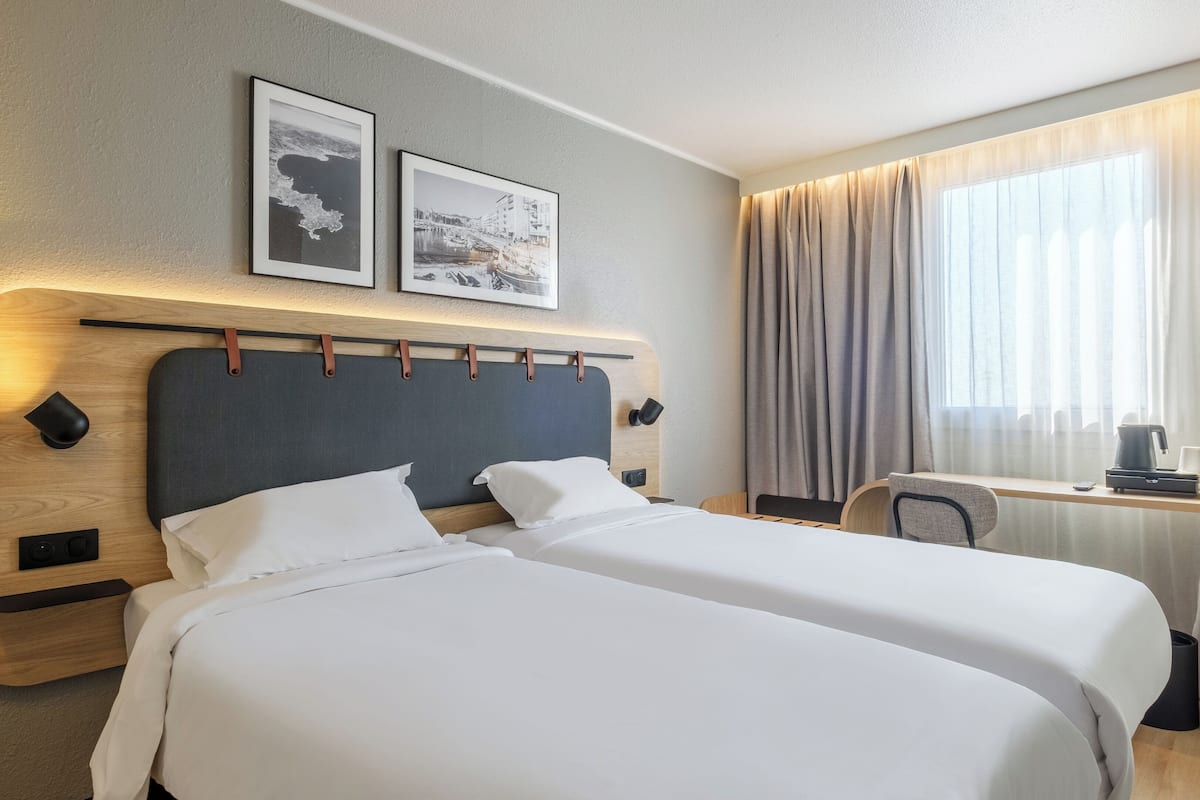 1 bedroom, premium bedding, desk, laptop workspace