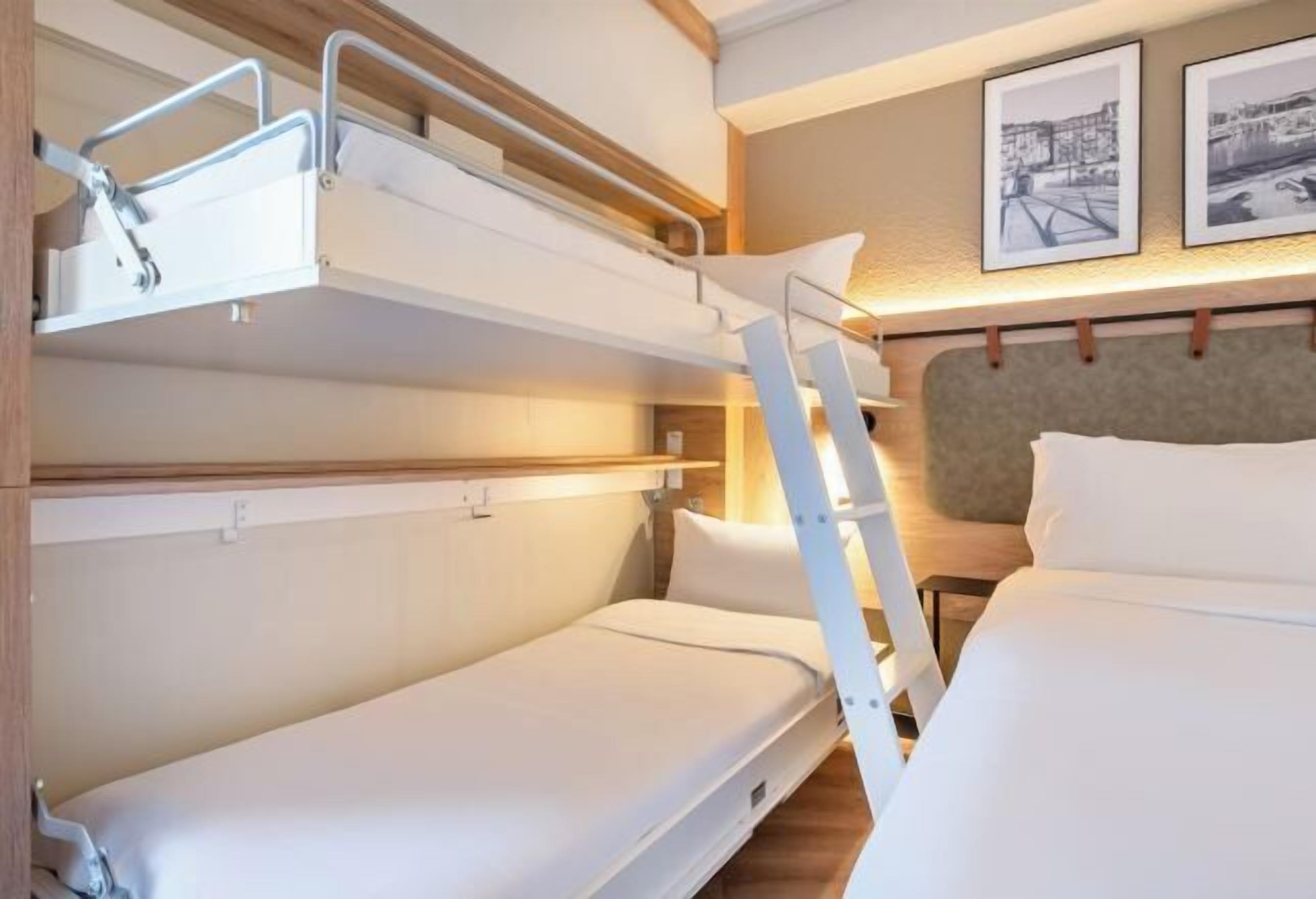 1 bedroom, premium bedding, desk, laptop workspace