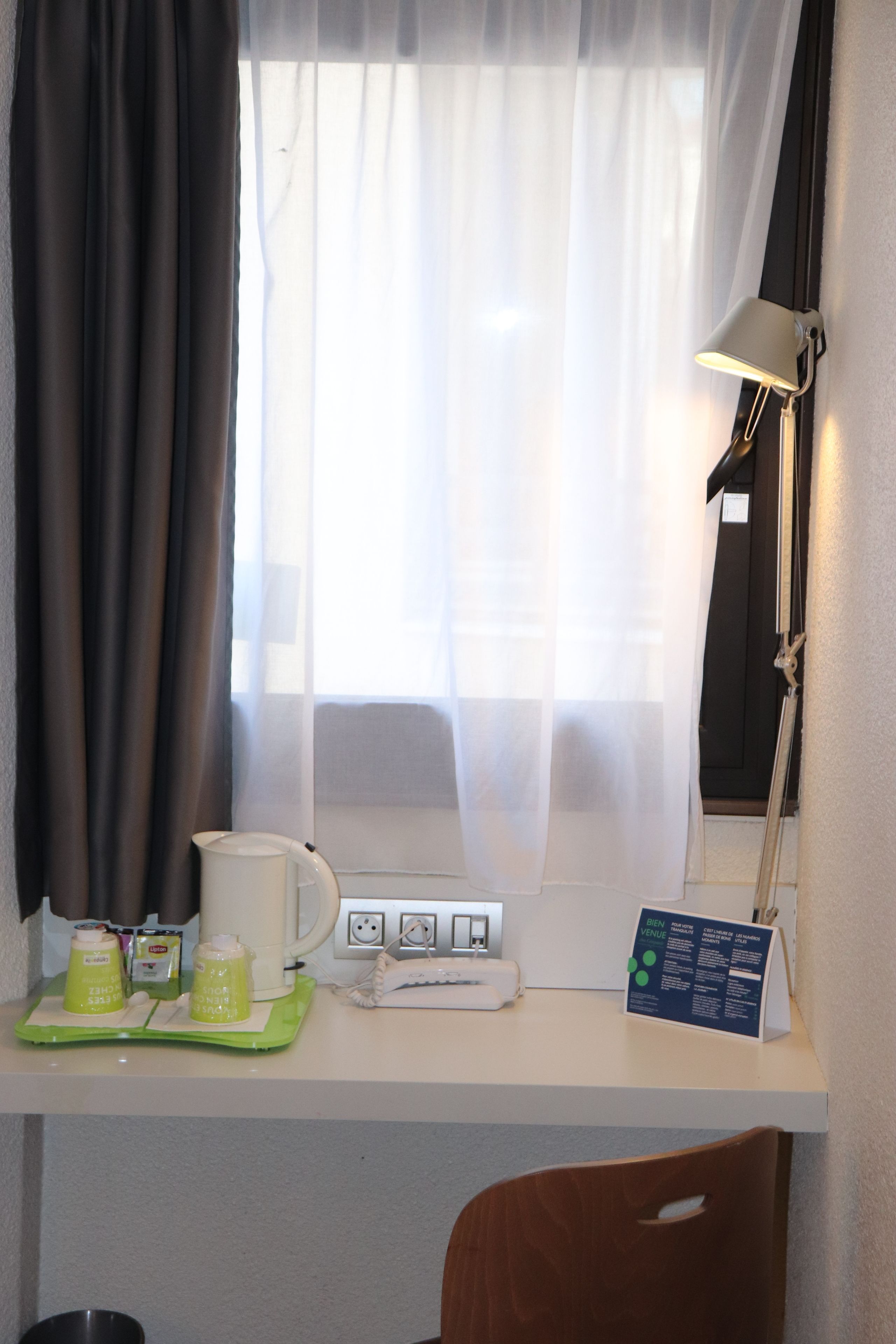 Habitación estándar, varias camas | Ropa de cama de alta calidad, escritorio y cortinas blackout 