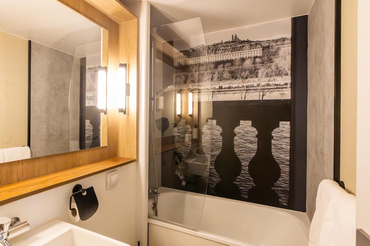 Articles de toilette écologiques, sèche-cheveux, serviettes fournies