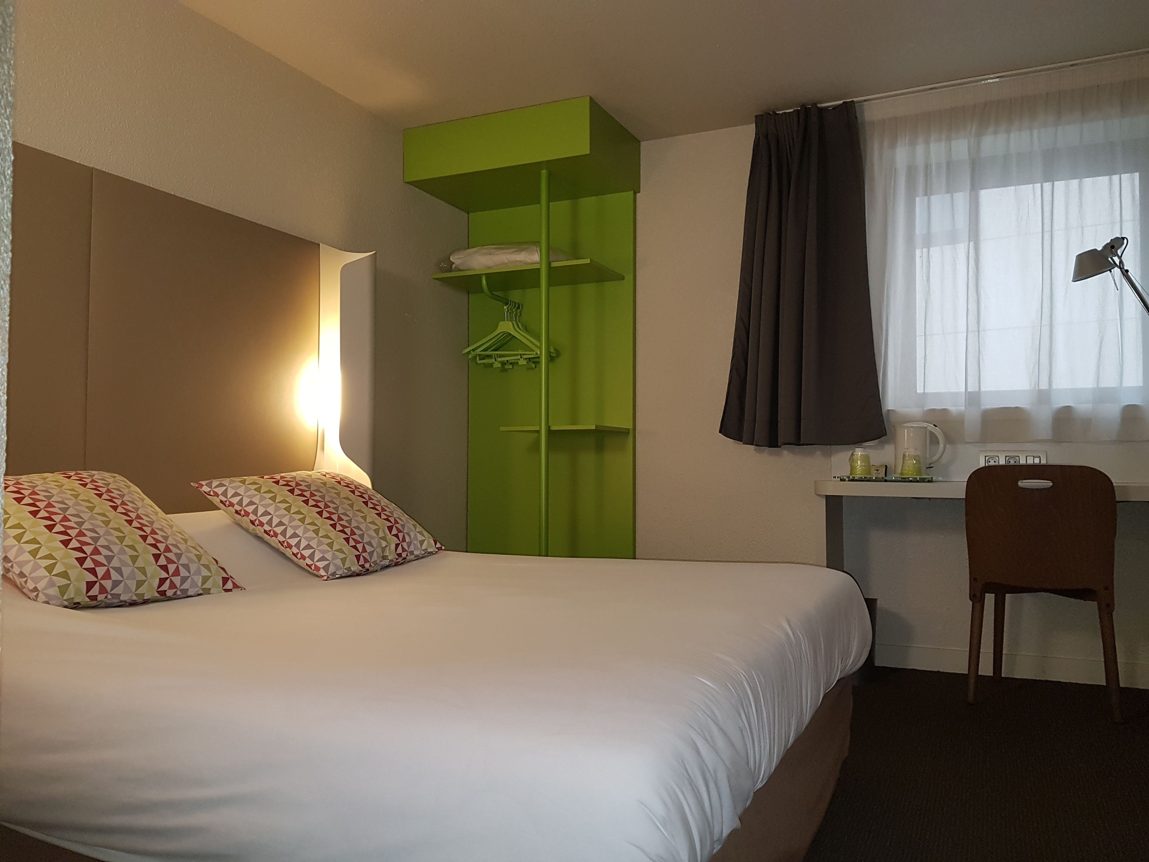 Habitación estándar, 1 cama matrimonial | Ropa de cama de alta calidad, escritorio y cortinas blackout 