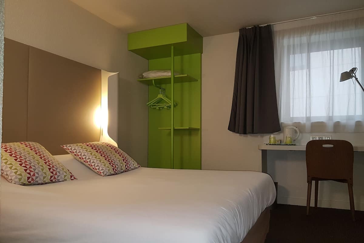Habitación estándar, 1 cama matrimonial | Ropa de cama de alta calidad, escritorio y cortinas blackout