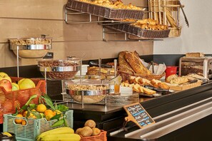 Café da manhã com buffet todos os dias (EUR 14.9 por pessoa) 