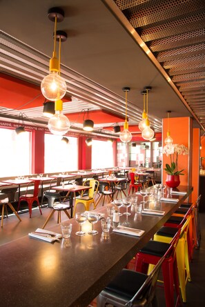 Tägliches Frühstücksbuffet (13 EUR pro Person)