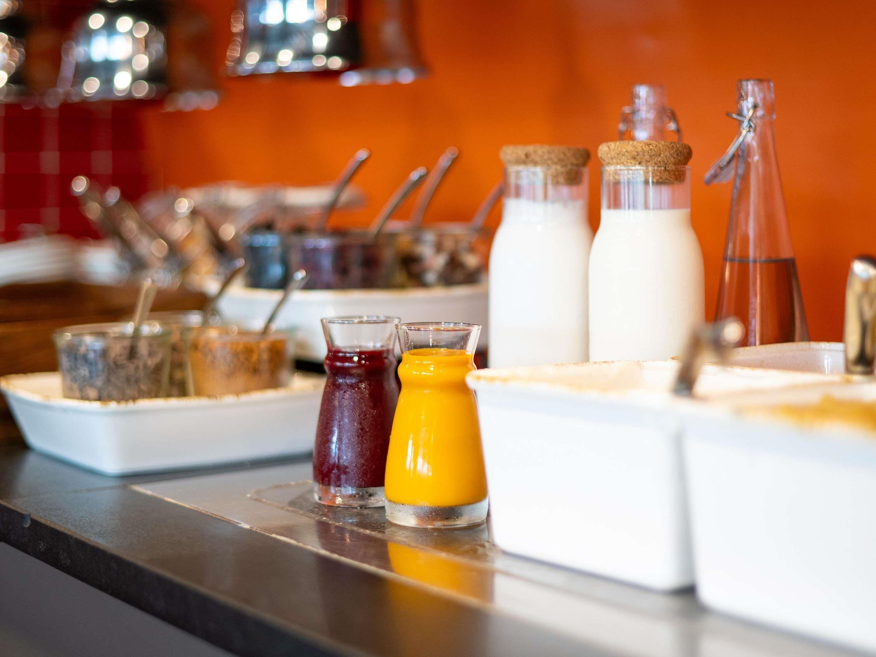 Una barra de desayuno con diversas opciones de comida y bebidas.