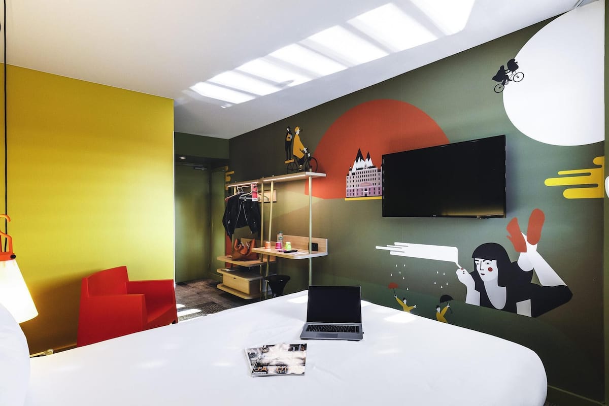Escritorio, cortinas blackout y sistema de insonorización