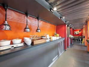 Desayuno buffet (EUR 13 por persona)