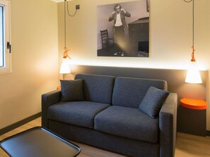 Bureau, rideaux d’obscurcissement, système d’insonorisation
