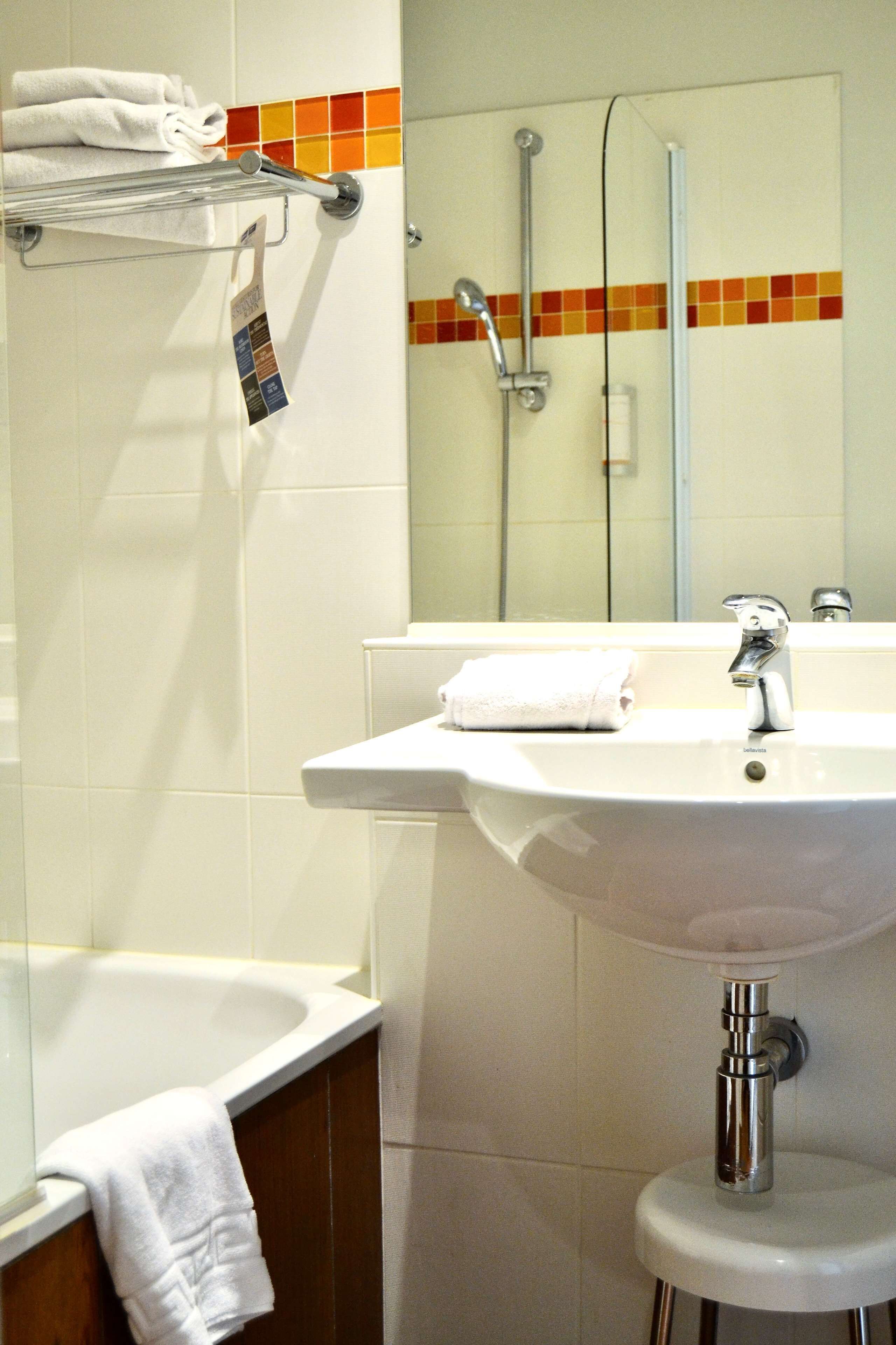 combined shower/bathtub, eco-friendly toiletries, hair dryer, towels