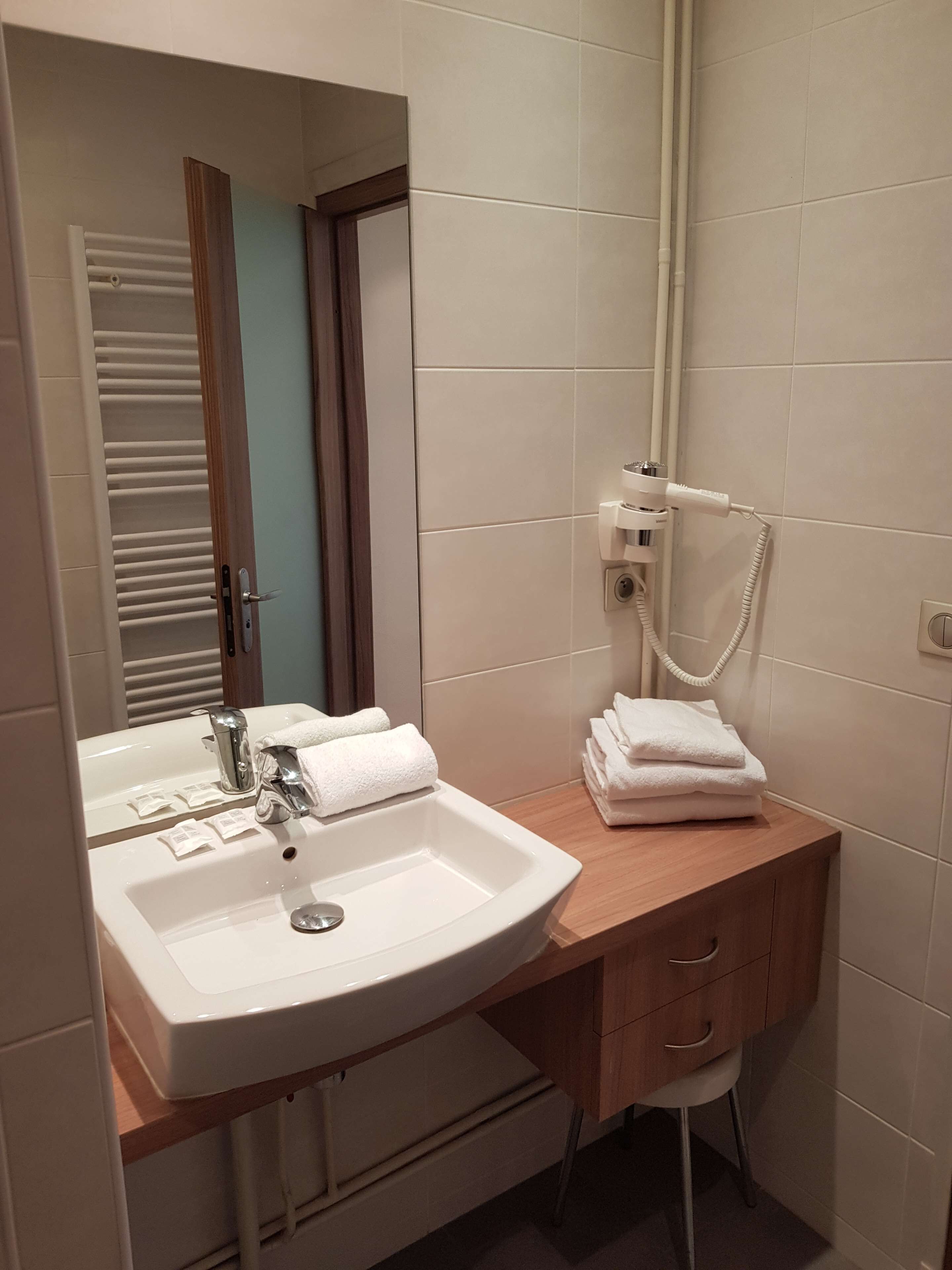 standard studio, 1 double bed | accessible bathroom