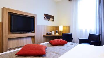 Standard Room, 1 Double Bed | Premium bedding, in-room safe, desk, soundproofing