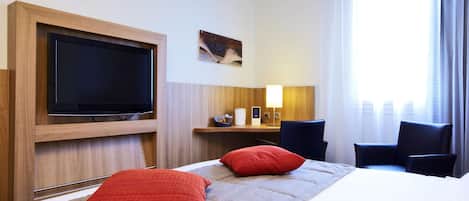 Standard Room, 1 Double Bed | Premium bedding, in-room safe, desk, soundproofing
