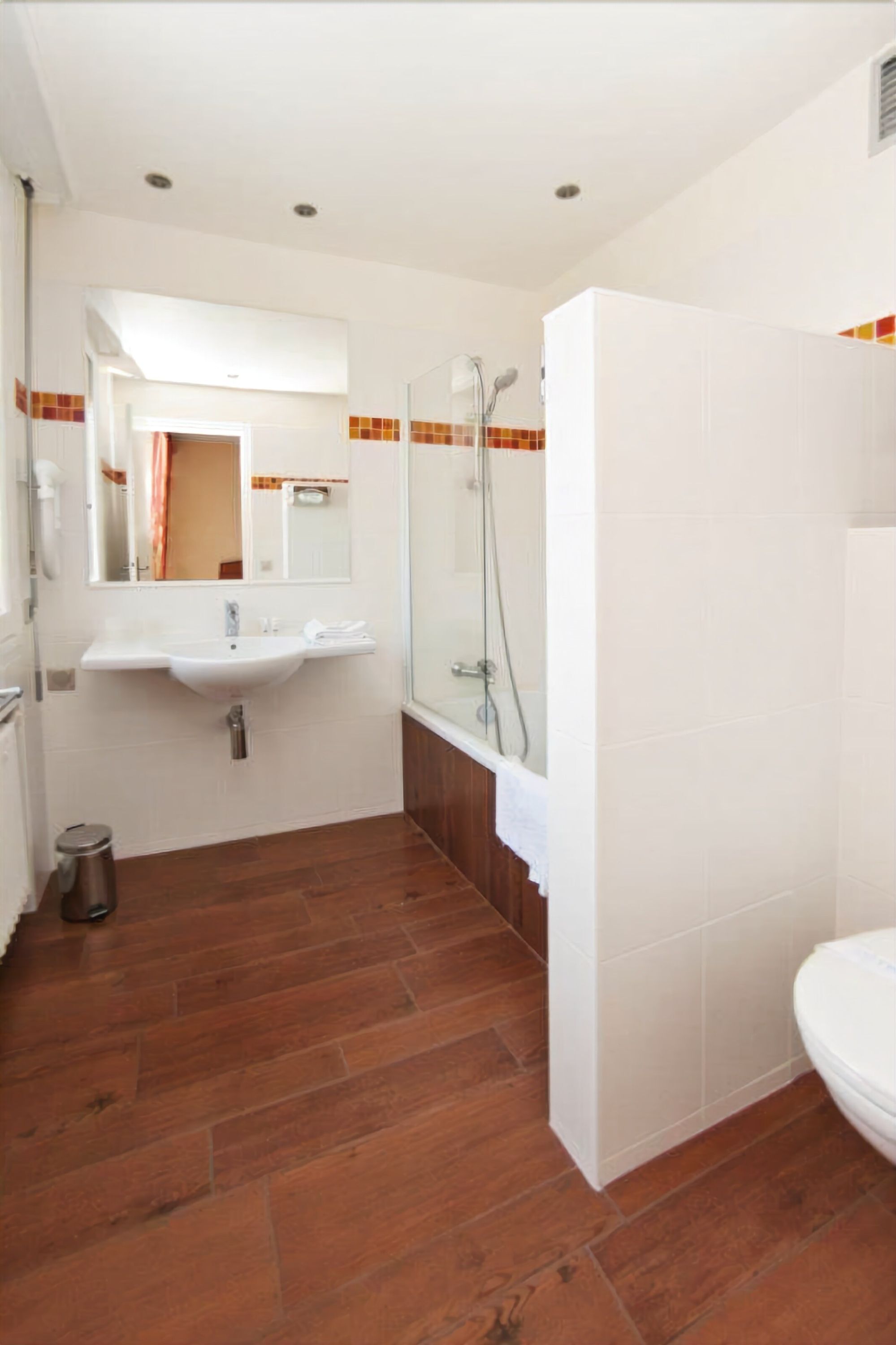 standard room, 2 single beds | bathroom | combined shower/bathtub, eco-friendly toiletries, hair dryer, towels