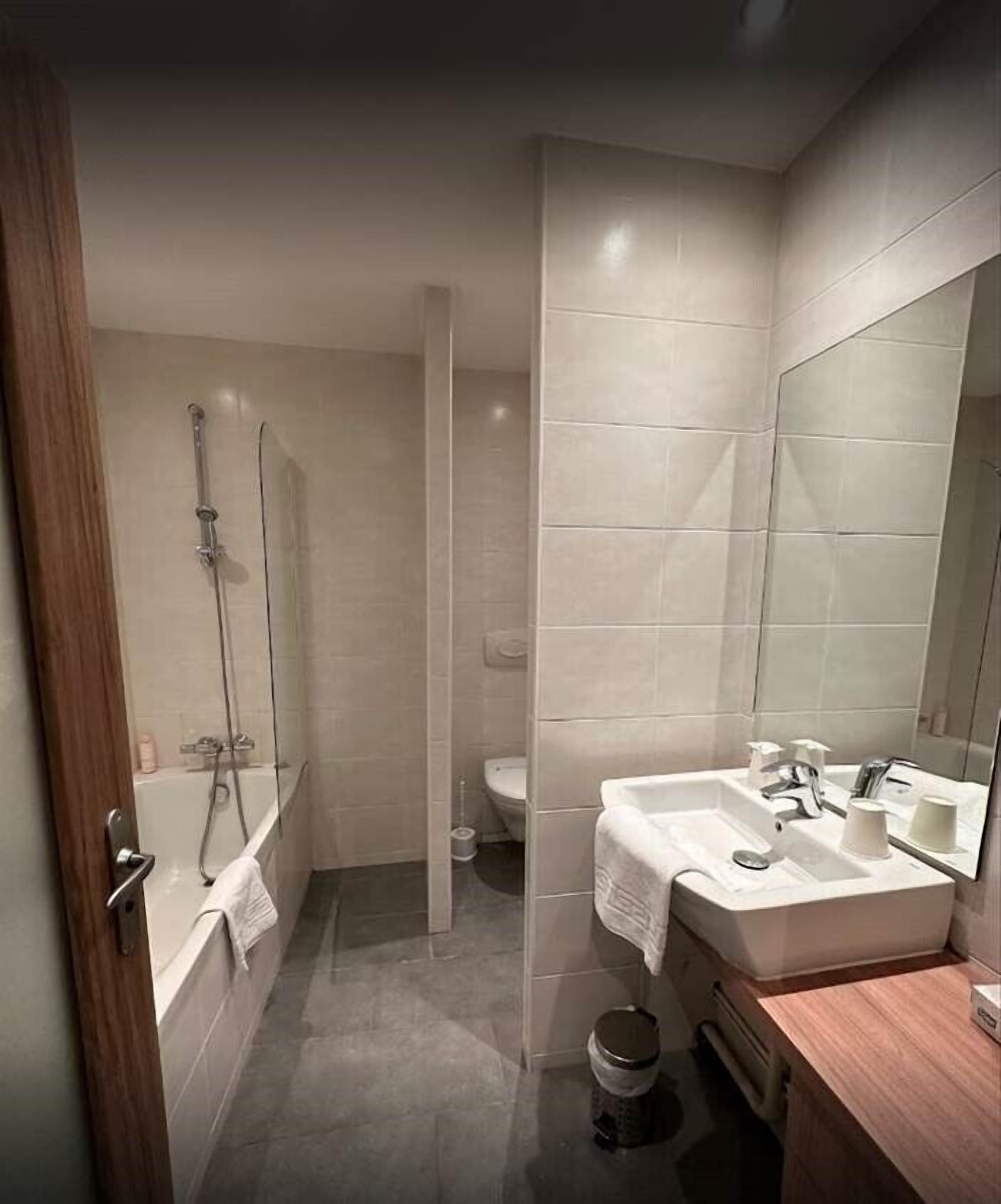 standard studio, 1 double bed | bathroom | combined shower/bathtub, eco-friendly toiletries, hair dryer, towels