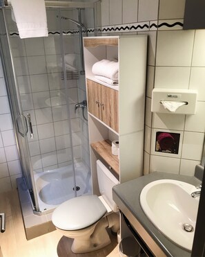 Combined shower/tub, free toiletries, hair dryer, towels