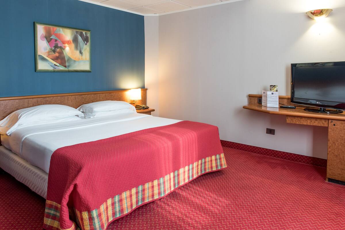 1 bedroom, desk, soundproofing, iron/ironing board (on request)