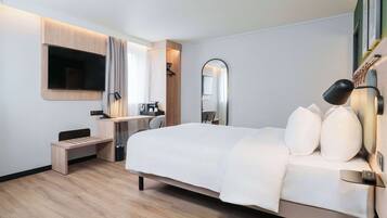 Quarto premium, 1 cama Queen | Roupas de cama premium, escrivaninha, quartos à prova de som