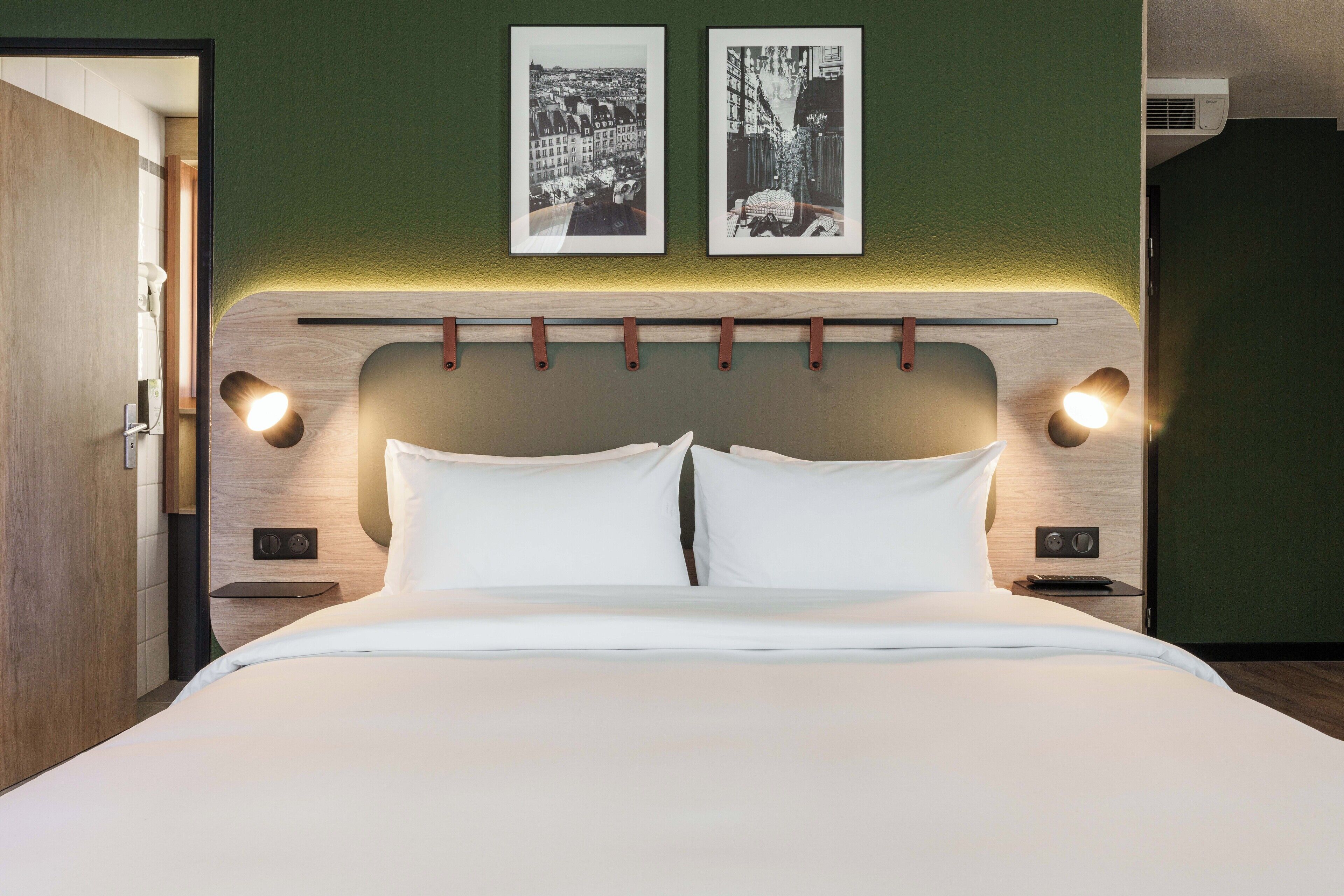 1 bedroom, premium bedding, desk, soundproofing