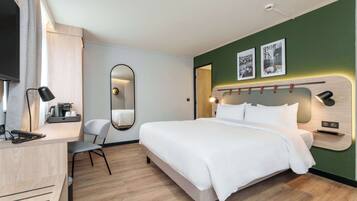 Premium Room, 1 Queen Bed | Premium bedding, desk, soundproofing, free cots/infant beds