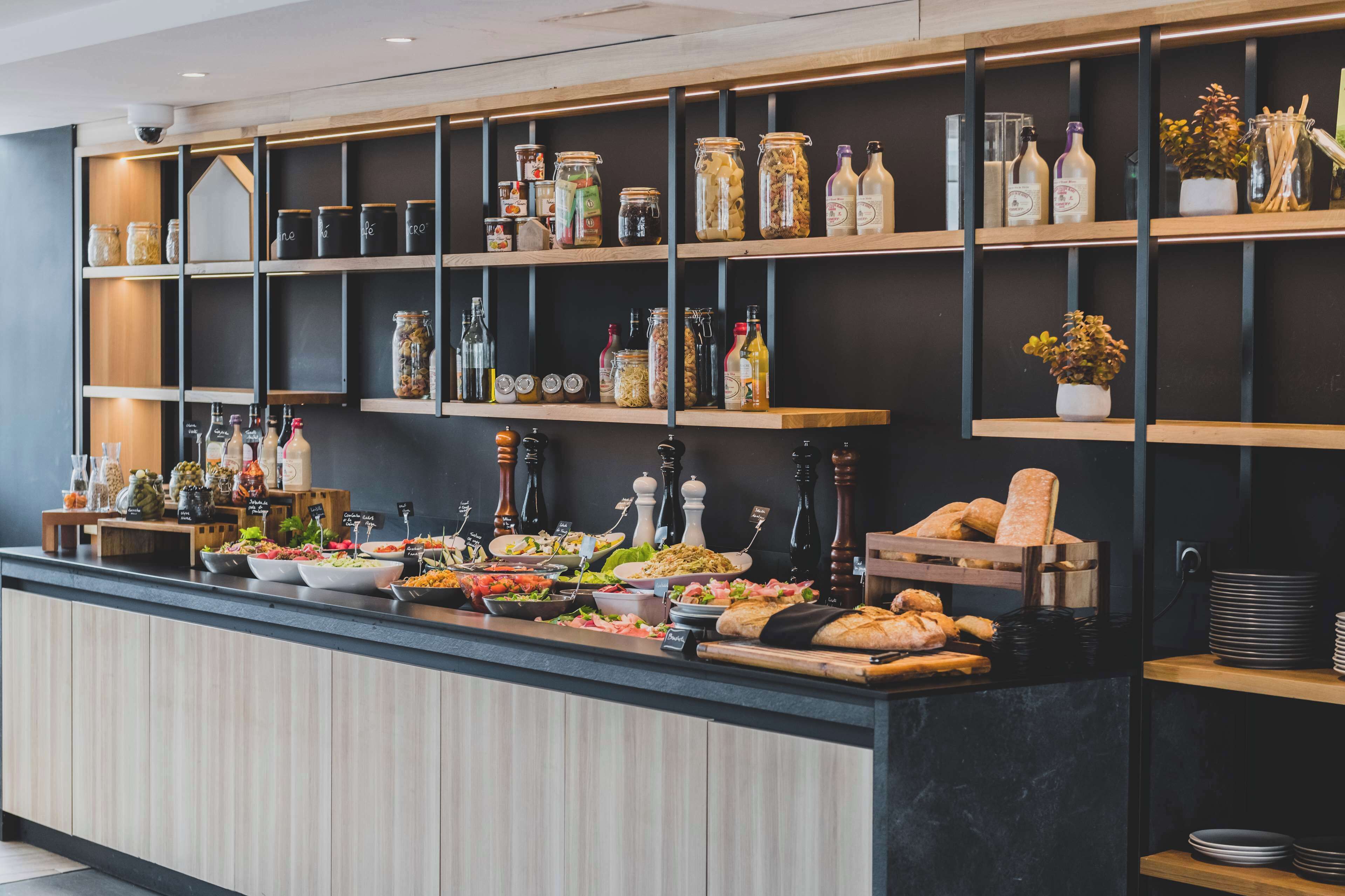 Déjeuner et dîner servis sur place