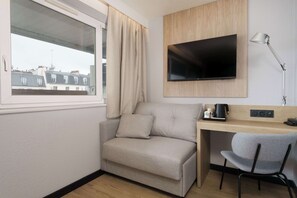 Standard Room, 1 Queen Bed with Sofa bed (1 place) | Premium bedding, desk, soundproofing, free cribs/infant beds - Campanile Prime Paris 19 - La Villette (Paris)