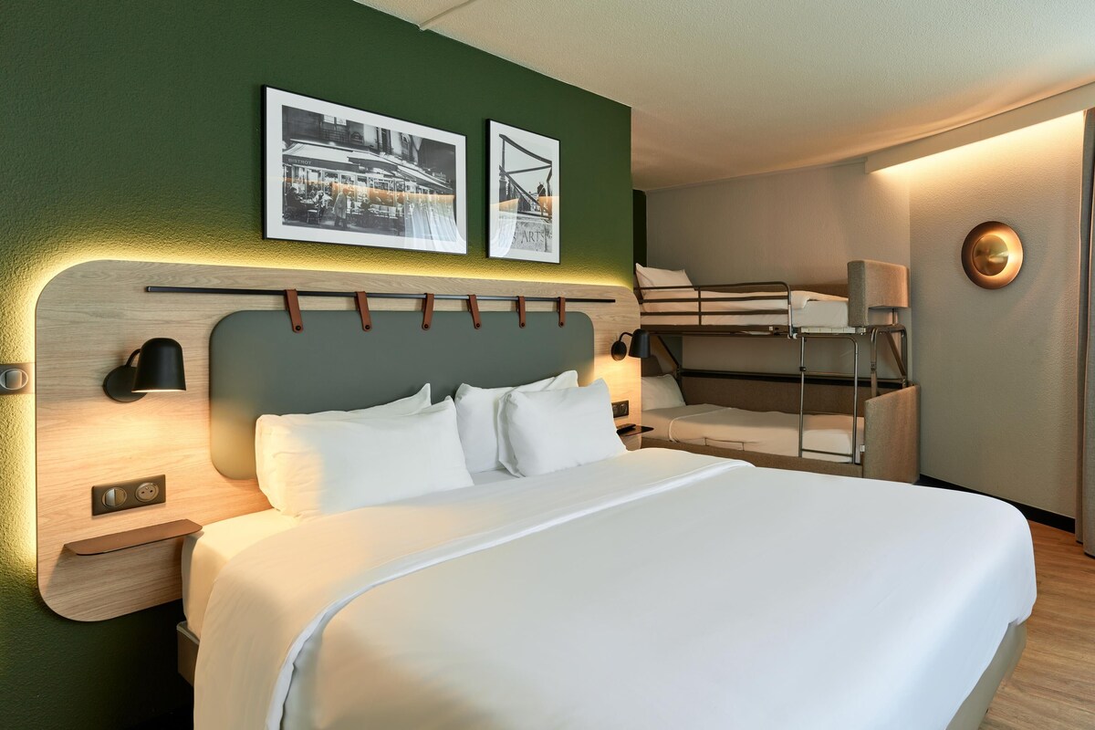 Rom – standard, flere senger (1 Queen Bed 1 Modular Bed for 2 adult) | Sengetøy av topp kvalitet, skrivebord og lydisolert