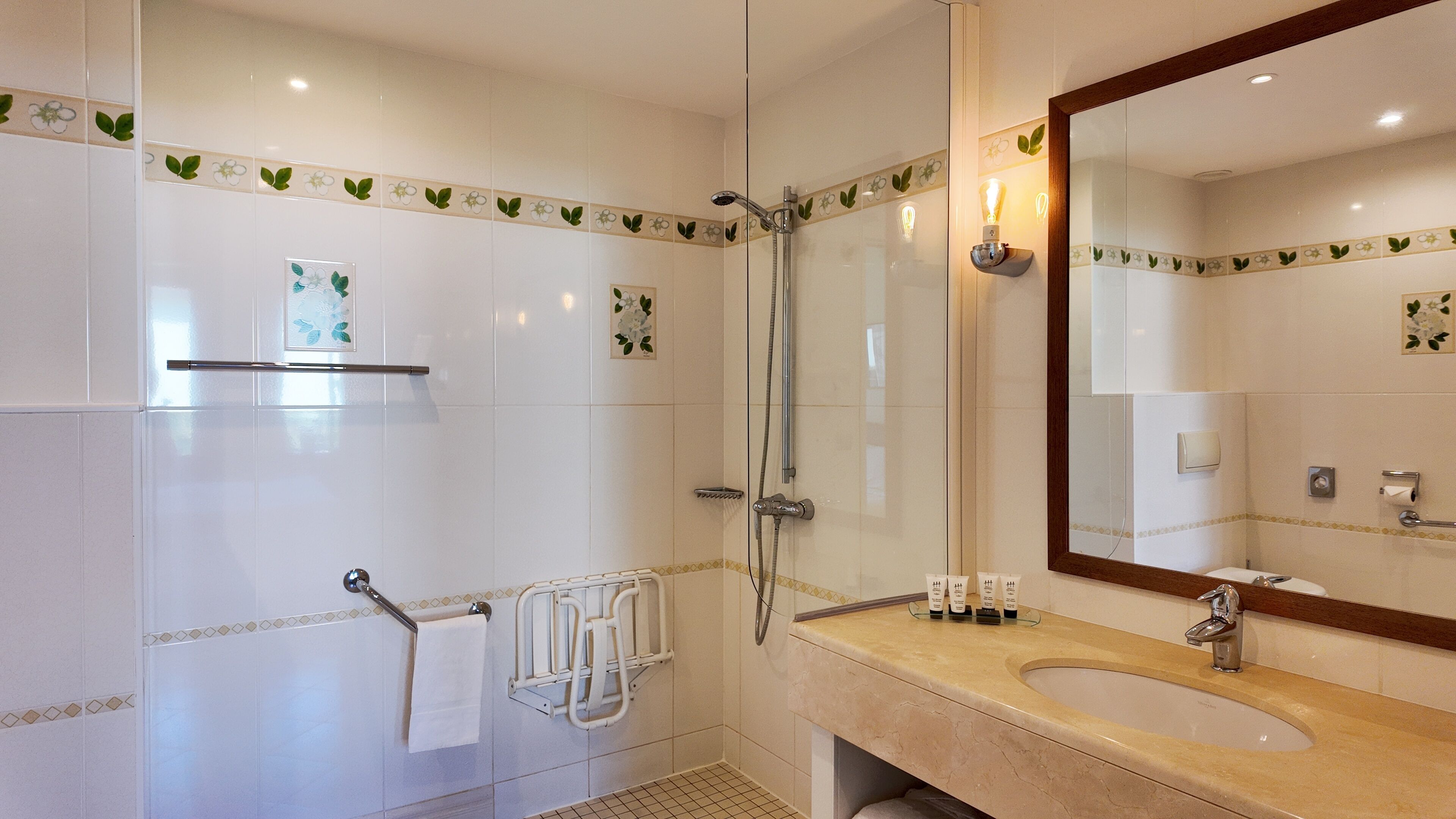 superior double room, golf view (harmony) | bathroom | bathtub, free toiletries, hair dryer, bathrobes