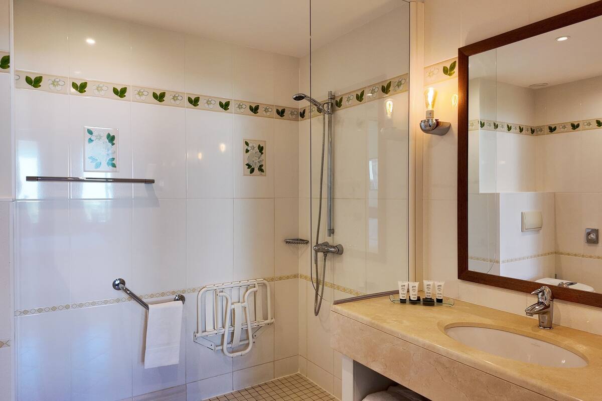 superior double room, golf view (harmony) | bathroom | bathtub, free toiletries, hair dryer, bathrobes