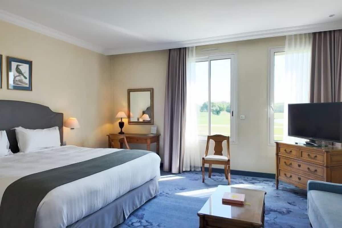 Premium bedding, minibar, individually decorated, individually furnished