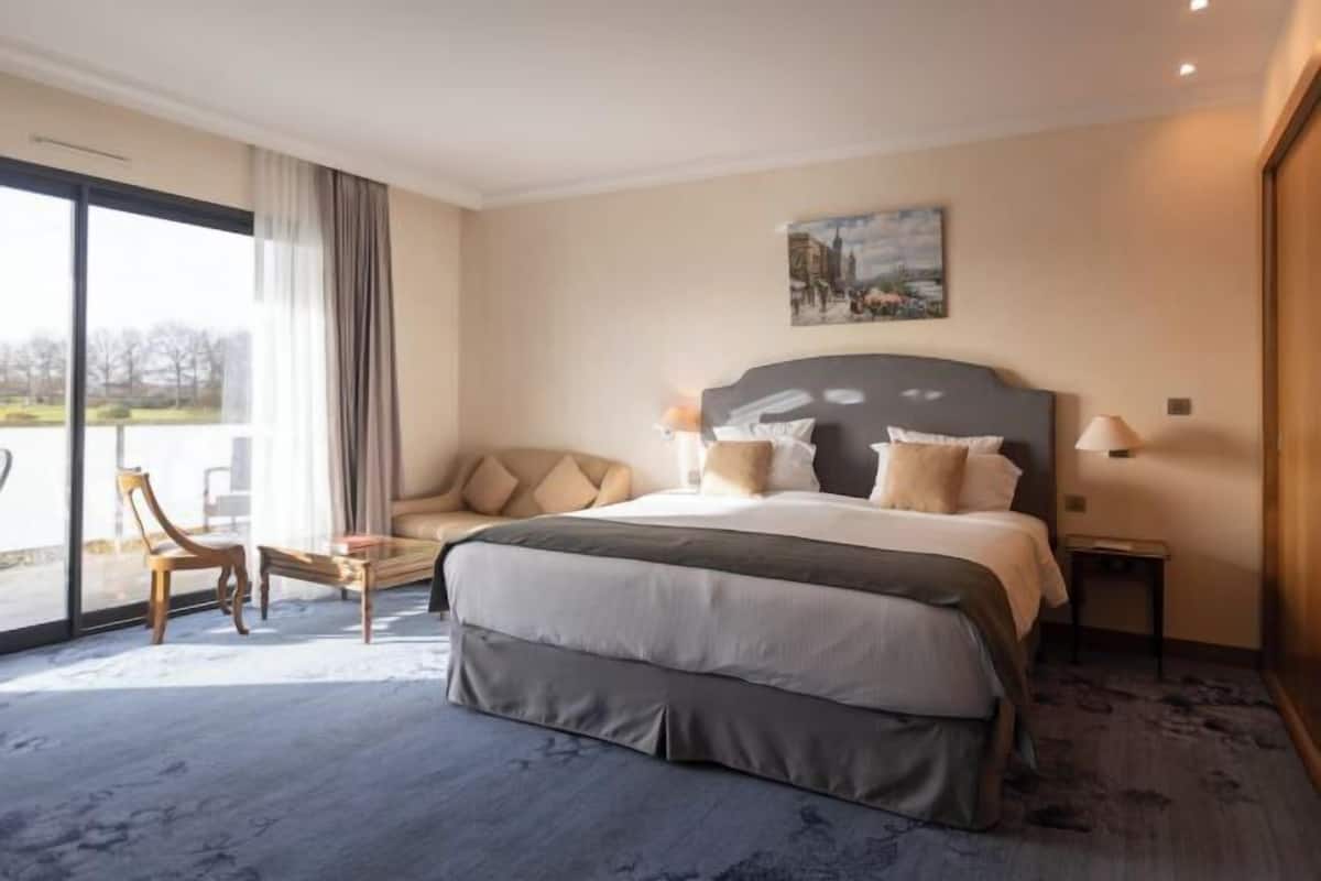Premium bedding, minibar, individually decorated, individually furnished