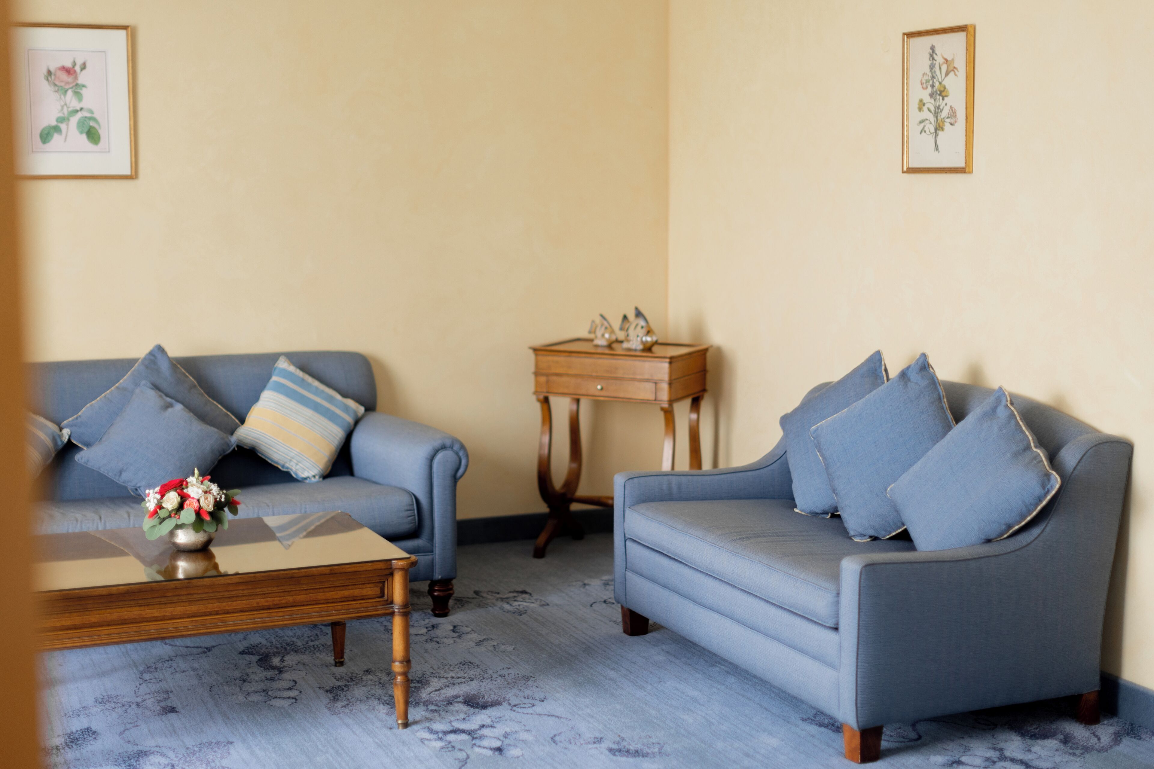 suite | living area | flat-screen tv, ping pong