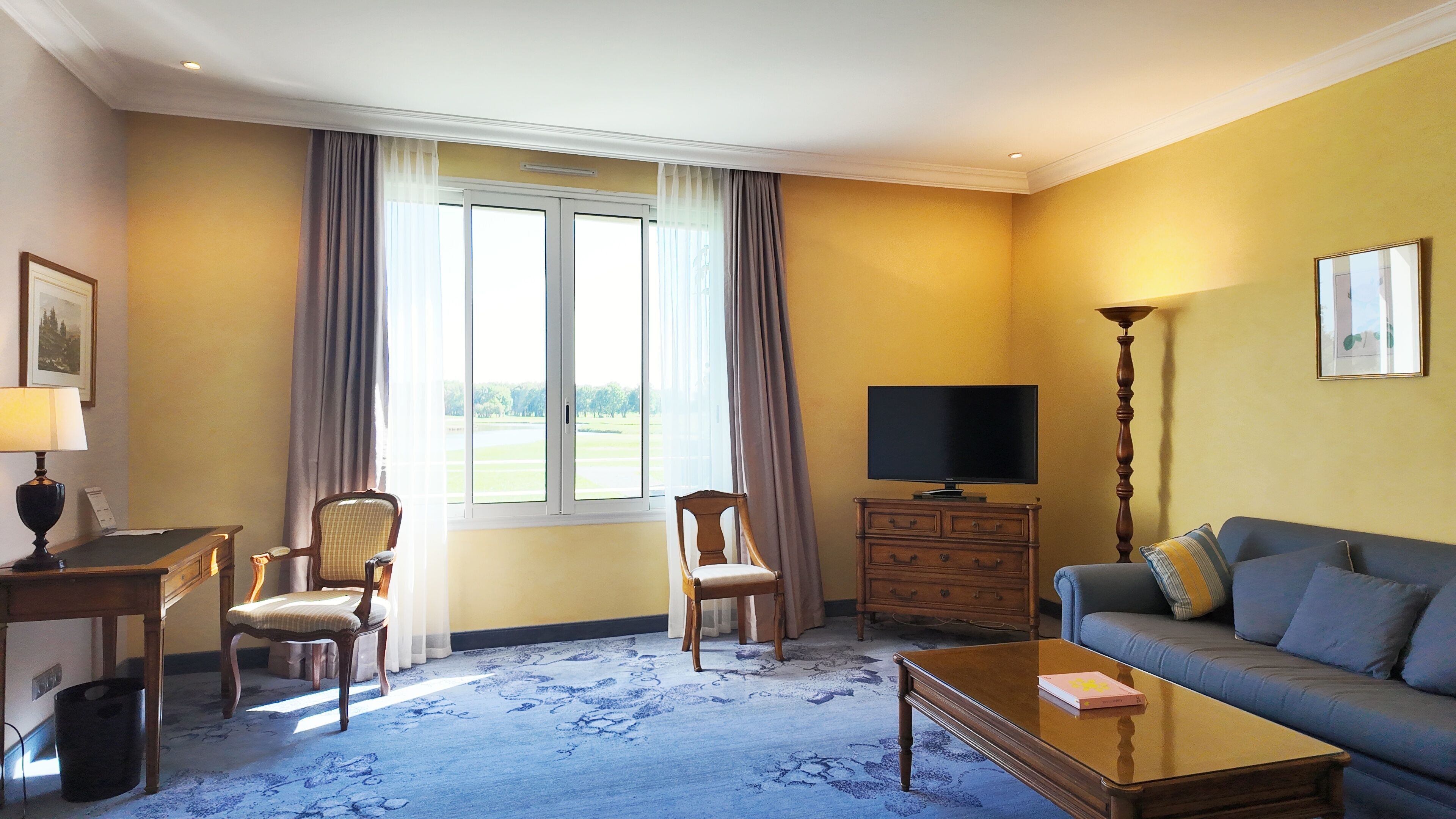 suite | premium bedding, minibar, individually decorated, individually furnished