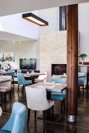 Frokost, lunsj og middag serveres, franske retter, utsikt mot golfbanen 