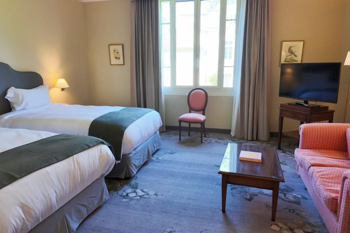 Premium bedding, minibar, desk, soundproofing