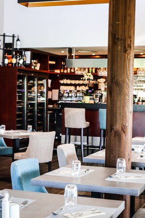 Petit déjeuner, déjeuner et dîner servis sur place, vue sur le golf