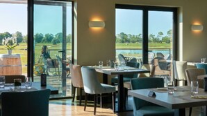 A restaurant with outdoor seating overlooking a golf course. - Relais de Margaux – Hôtel, Golf & Spa (Margaux-Cantenac)