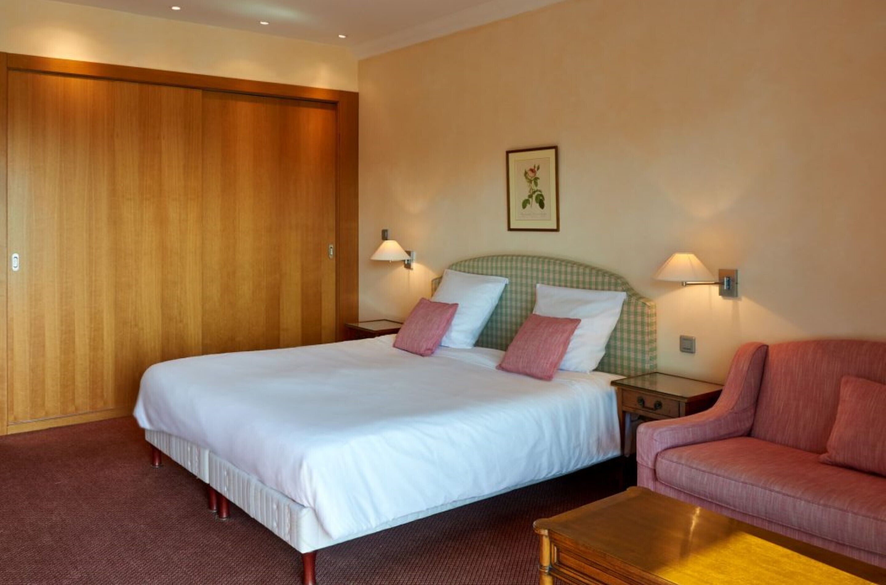 Premium bedding, minibar, individually decorated, individually furnished