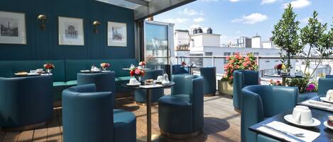 Dagelijks continentaal ontbijt (EUR 12 per persoon)