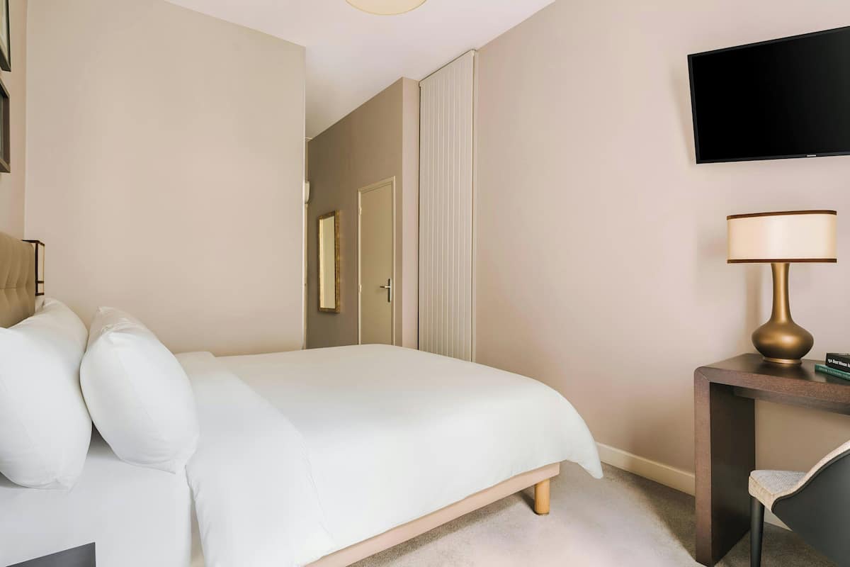 1 chambre, ameublement personnalisé, fer et planche à repasser