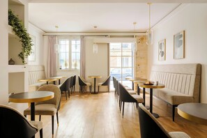 Desayuno continental diario (EUR 10 por persona)