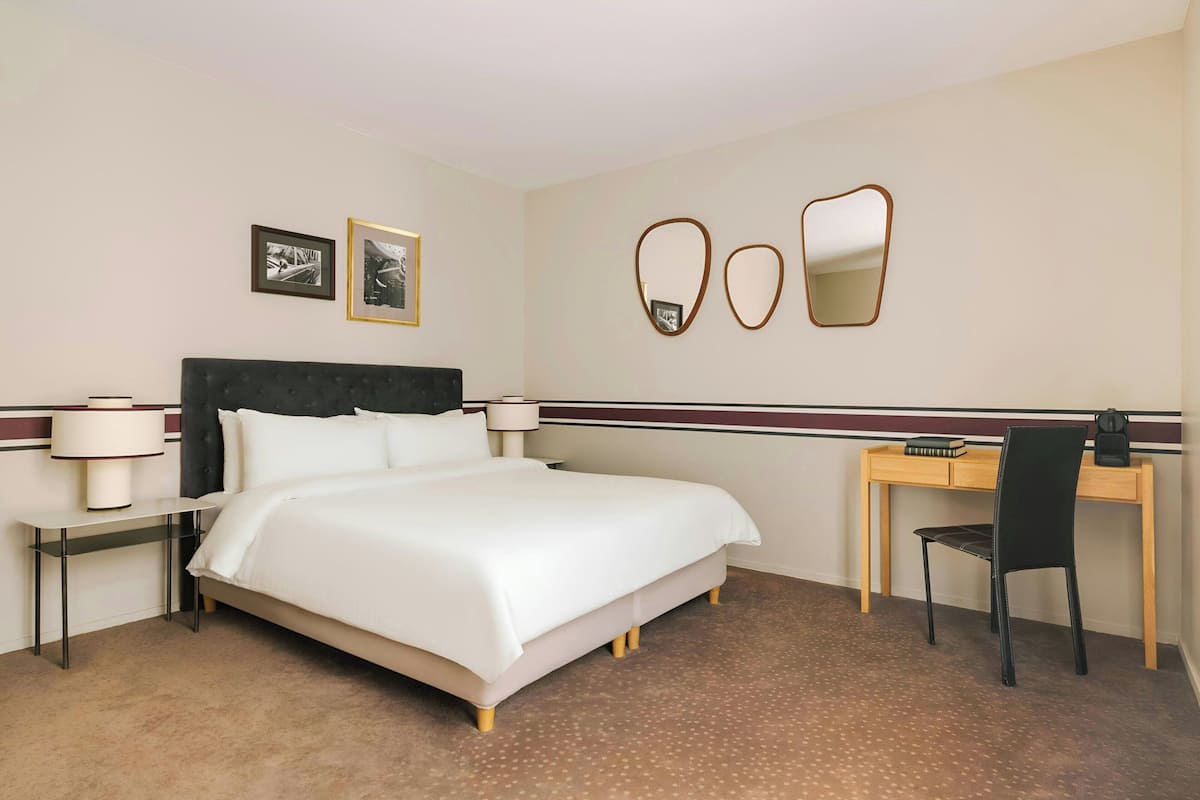 1 chambre, ameublement personnalisé, fer et planche à repasser