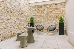 Chambre, 1 grand lit, terrasse | Enceinte de l’hébergement