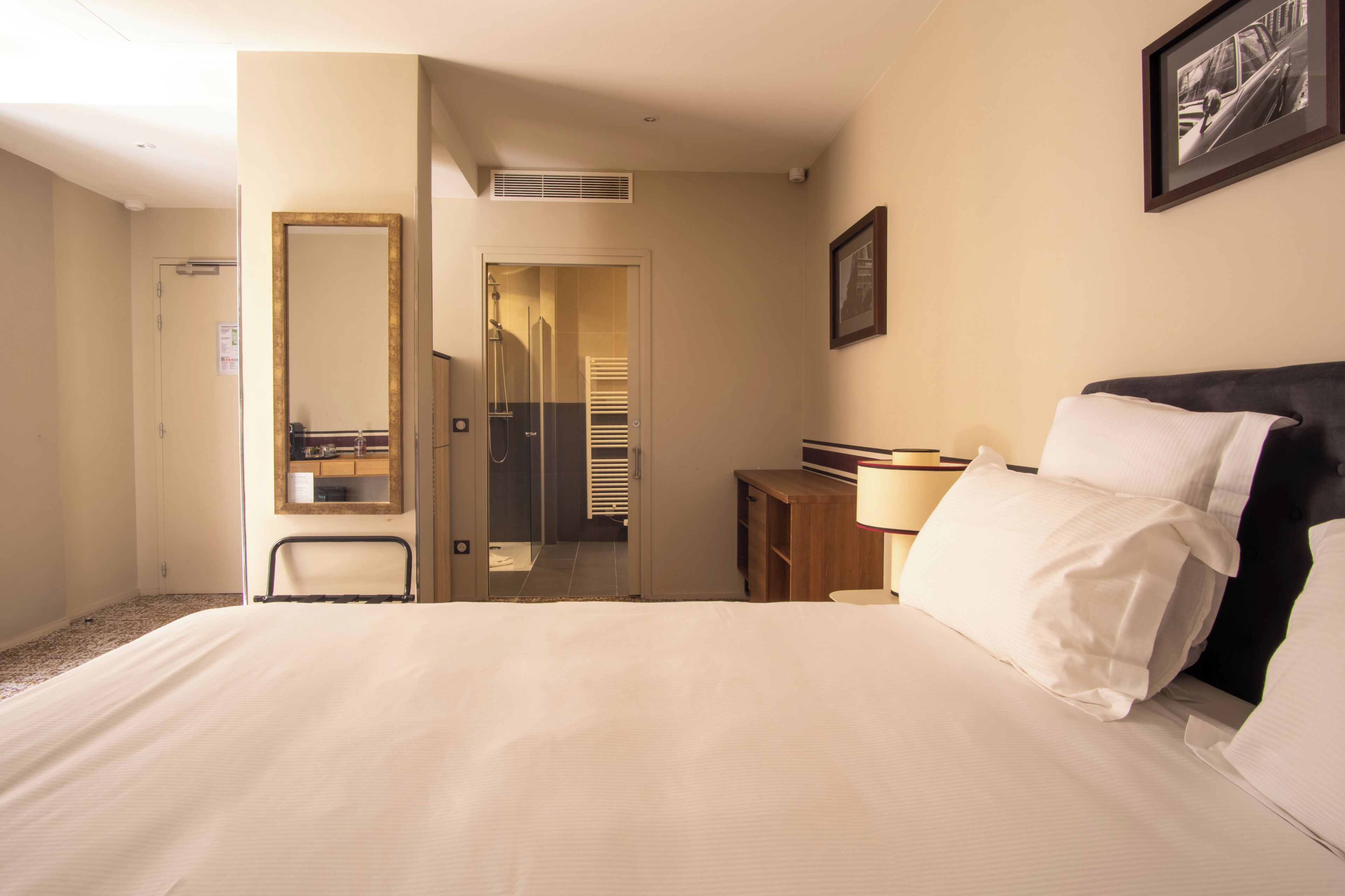 Cortinas blackout, wifi gratis, muebles diferentes y ropa de cama 