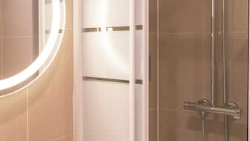 Superior Double Room | Bathroom | Hair dryer, towels, soap, shampoo
