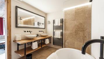 Junior Suite (Geigelstein) | Bathroom | Free toiletries, hair dryer, bathrobes, slippers