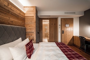 Comfort Room, 1 Queen Bed (Kampenwand) | Premium bedding, free minibar, in-room safe, desk